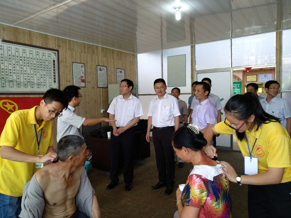 农林大学子蜂疗义诊，省团委书记亲临慰问