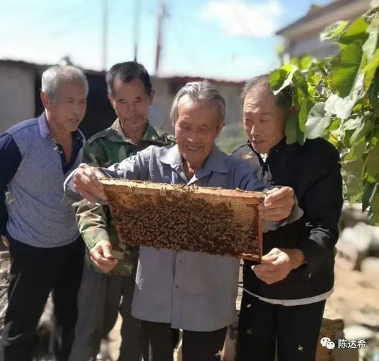 看看我师傅的师傅，于宗梦师傅，养一辈子蜜蜂，今年106岁了，精神杠杠的
